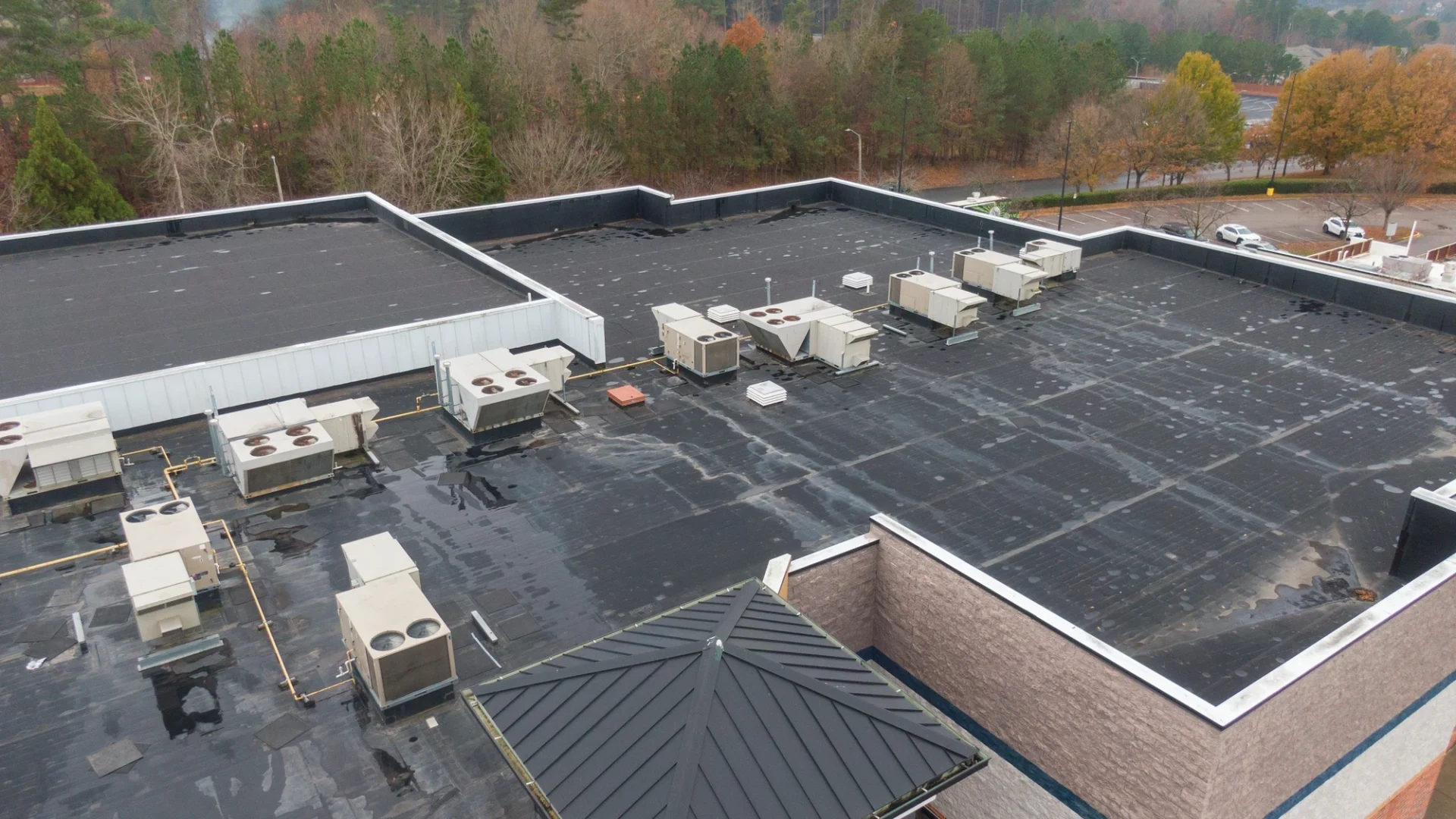 Downward view of a large flat roof on a commercial building