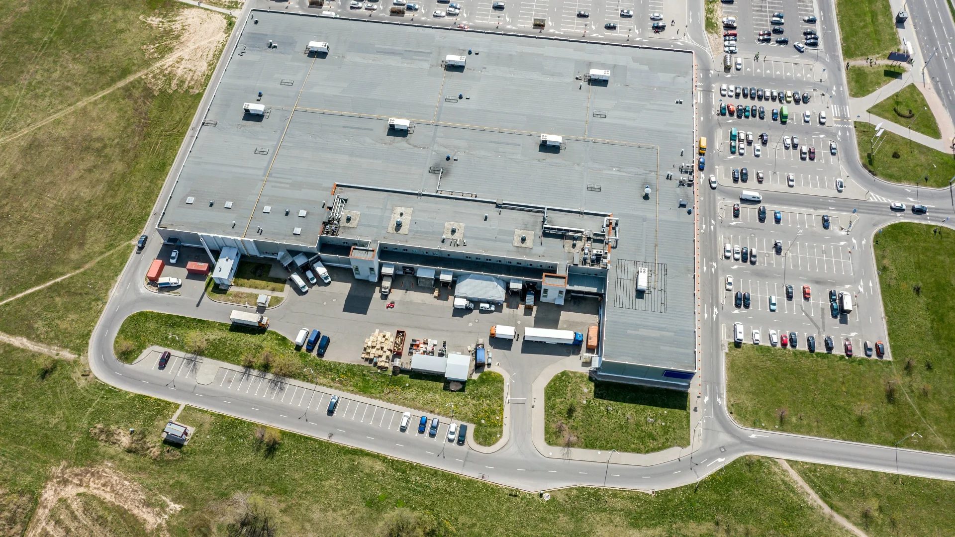 Distant overhead view of the roof and surroundings of a large grocery store